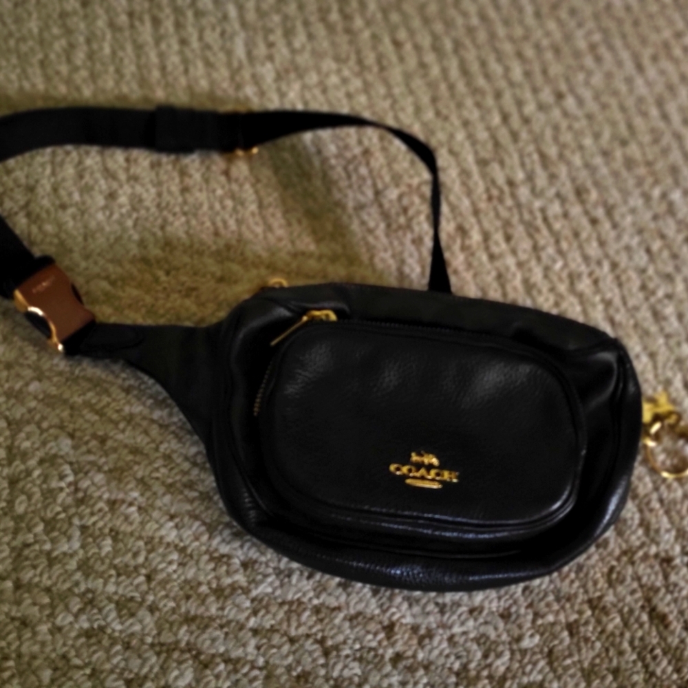 Coach belt bag iconic logo with extra Coach charm